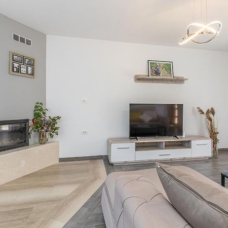 Holiday House Lidia I Rina Pićan エクステリア 写真