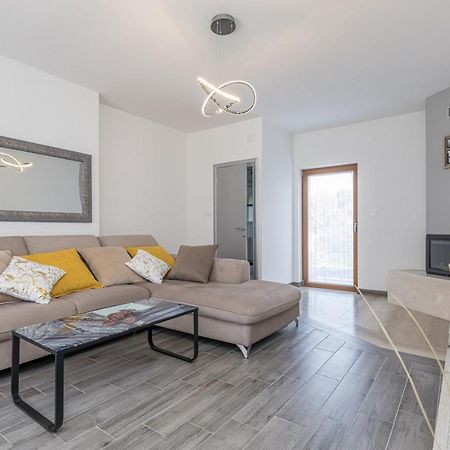 Holiday House Lidia I Rina Pićan エクステリア 写真