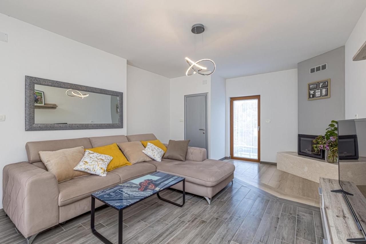 Holiday House Lidia I Rina Pićan エクステリア 写真