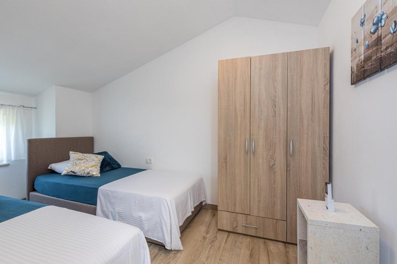 Holiday House Lidia I Rina Pićan エクステリア 写真