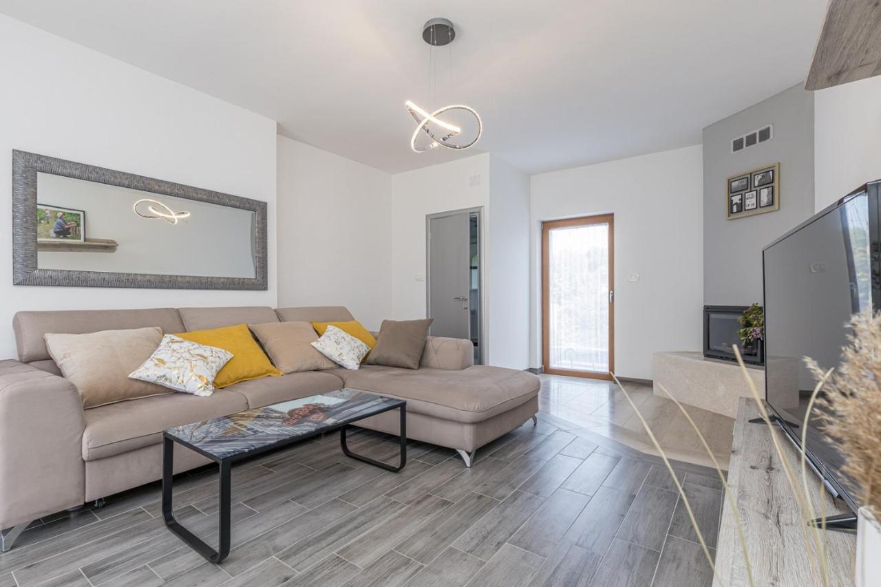 Holiday House Lidia I Rina Pićan エクステリア 写真