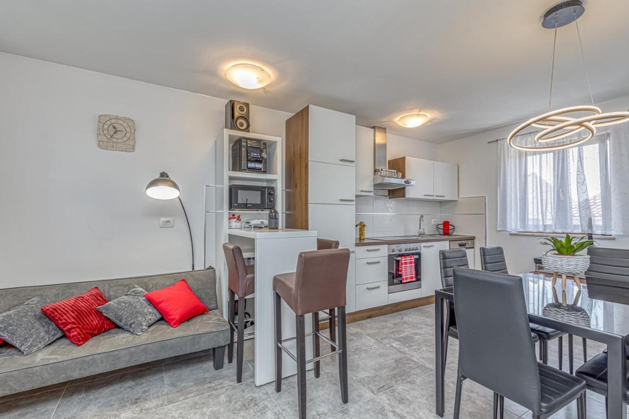 Holiday House Lidia I Rina Pićan エクステリア 写真