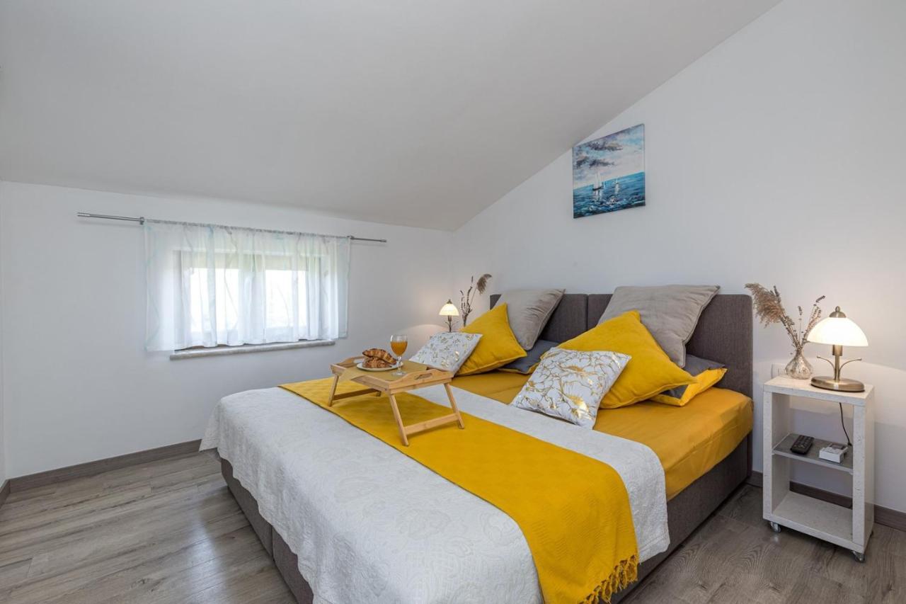 Holiday House Lidia I Rina Pićan エクステリア 写真